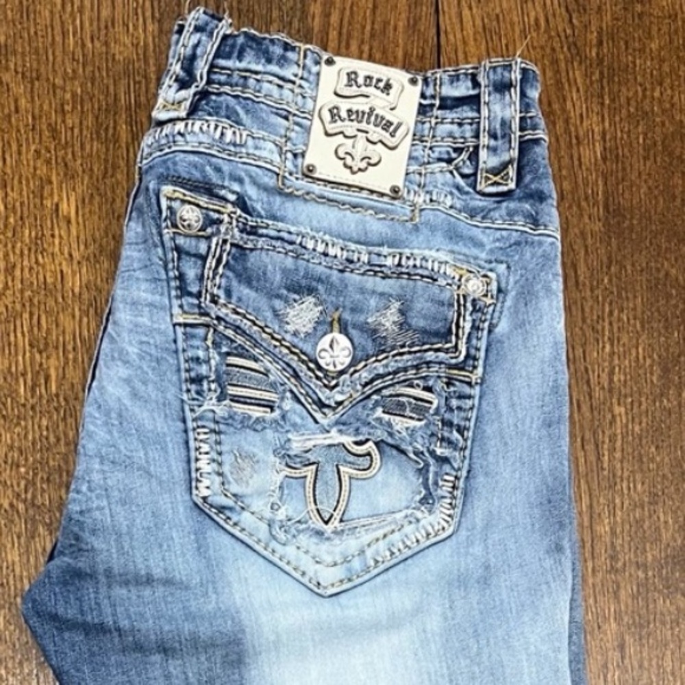 SOLD****EUC Men’s Rock Revival Chester Relaxed Straight Jeans